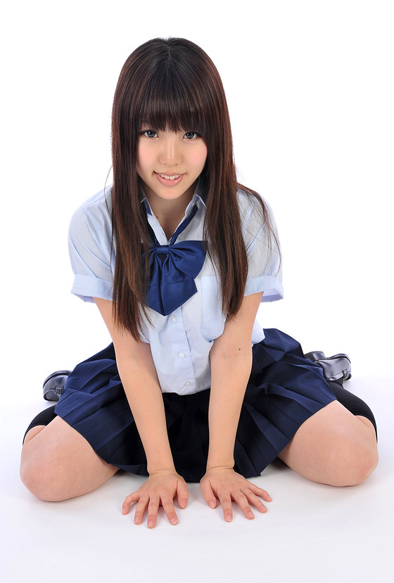 ”白石みずほ”ちゃん、制服のスカートから白いものがチラリ