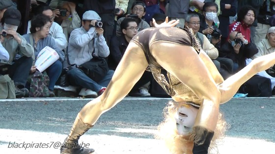 大道芸　オッパイ丸出しで踊る金粉ショウ動画