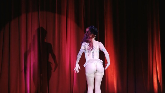 【バーレスク】 セクシー美魔女ダンサーが衣装を脱いでお尻を見せる！