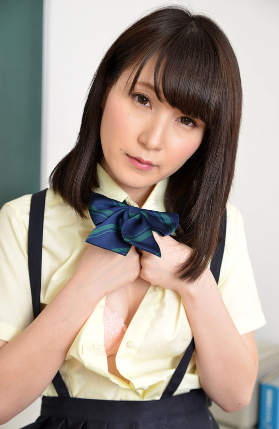 【画像】椅子でスカートがめくれ上がってパンツ丸見え ドジっ子 ”あいか莉乃”ちゃん