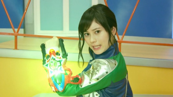 新しい戦隊ヒーロー「宇宙戦隊キュウレンジャー」グリーンのオッパイがプルン♪