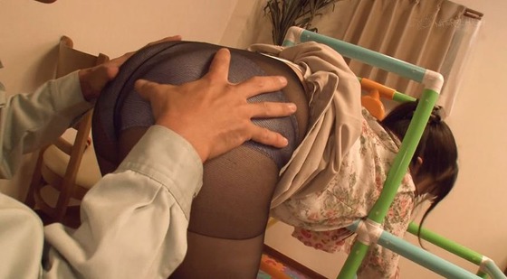 バック拘束で身動きできない美尻妻に膣イキしても止めないガン突き中出し！
