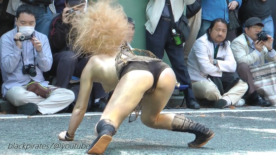 大道芸　オッパイ丸出しで踊る金粉ショウ動画