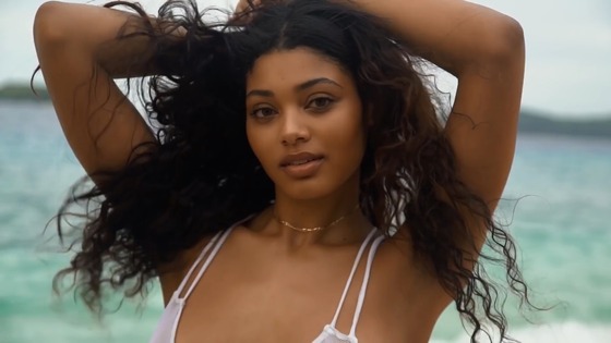 海外モデル Danielle Herrington　がシースルーの水着を着て、乳首スケスケ