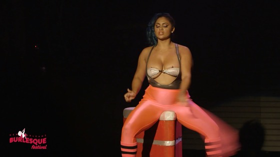 【バーレスク】豊満巨尻ダンサーがステージ上で脱ぐ！！【YouTube動画】