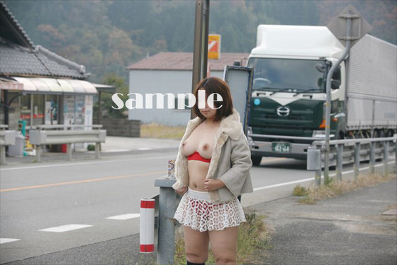 【田中映像製作所】 ぽっちゃりパイパン美巨乳M女の露出40　女装子さんとの森林露出