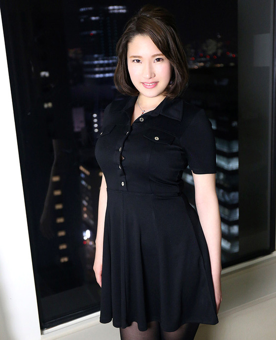 陥没乳首の巨乳お姉さん、東美奈
