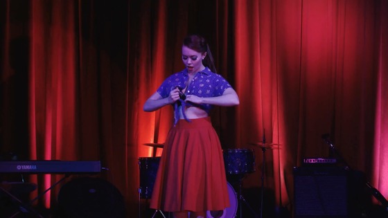 【バーレスク】 60sな衣装で踊るダンサー、最後は下着まで脱いで…