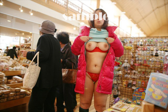【田中映像製作所】 ぽっちゃりパイパン美巨乳M女の露出40　女装子さんとの森林露出