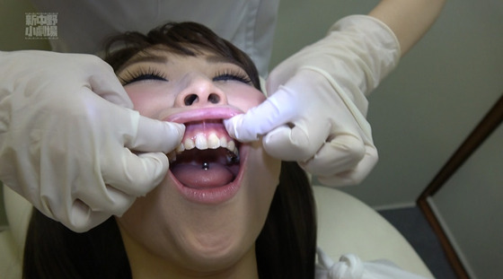 美女の口の中をいやらしく愛撫！ 口腔性感マッサージ！