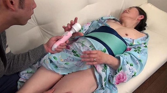 70歳！ 快楽介護 孫の卑猥な電マ責めを受けるお婆ちゃん
