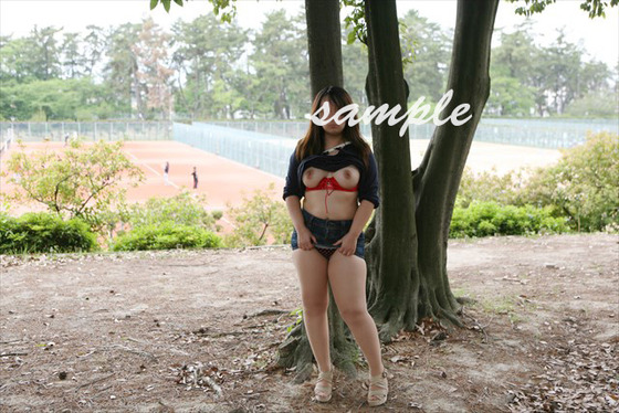 【田中映像製作所】 ぽっちゃり美巨乳パイパンM女の露出37 服〇緑地見学者のいる露出