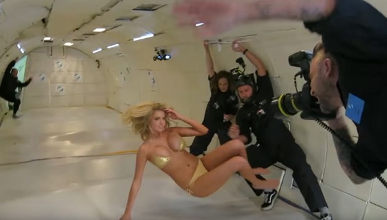 無重力でモデル”Kate Upton”のオッパイが宙に浮く！！