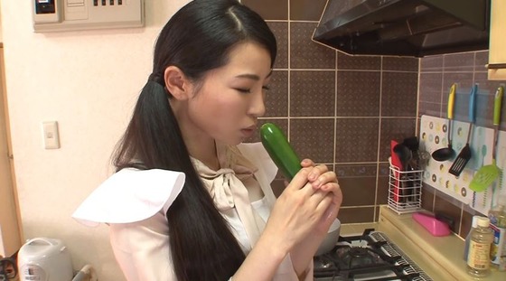 掃除機、ラケット、机の脚…　異物挿入オナニーに狂った若妻をパンツ固定して放置アクメ