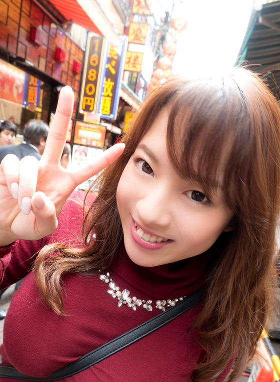 【画像】三島奈津子ちゃんの着衣爆乳 中華街デートで圧巻のパイスラッシュ！！