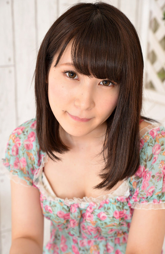 【 画像 】” あいか莉乃 ”ちゃん、花がらのワンピースからのぞく生足