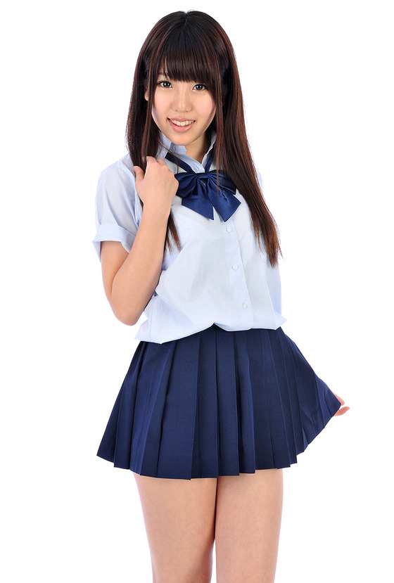 ”白石みずほ”ちゃん、制服のスカートから白いものがチラリ