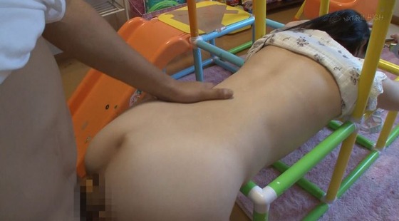 バック拘束で身動きできない美尻妻に膣イキしても止めないガン突き中出し！