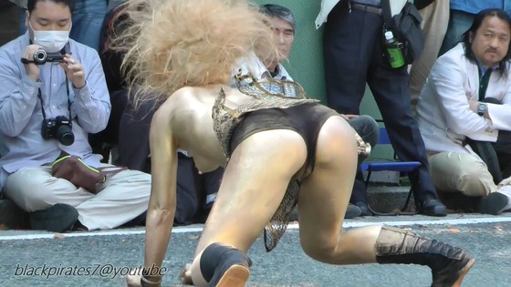 大道芸　オッパイ丸出しで踊る金粉ショウ動画