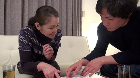 70歳！ 快楽介護 孫の卑猥な電マ責めを受けるお婆ちゃん