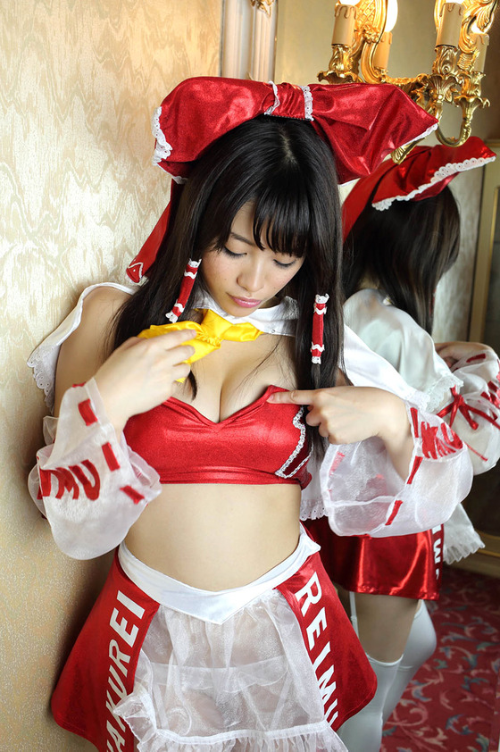 ”春原未来（すのはらみき）”ちゃんの「東方レースクイーン霊夢」コス