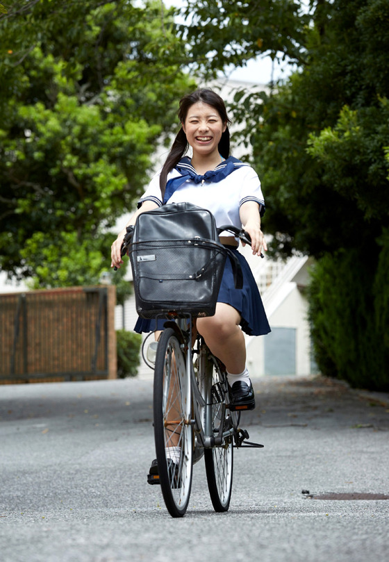 ムチムチボディーの”東條詩織”ちゃん グラビア画像