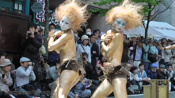 大道芸　オッパイ丸出しで踊る金粉ショウ動画