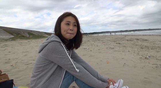 夏の終わり、砂浜で出会ったグッとくるFカップ人妻 前田可奈子 29歳 AV Debut