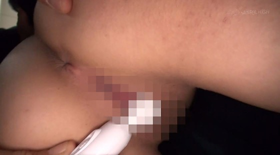 電車痴漢で「絶対イクもんか…」腰をひねり絶頂を拒み続ける女子校生の失禁がまん顔