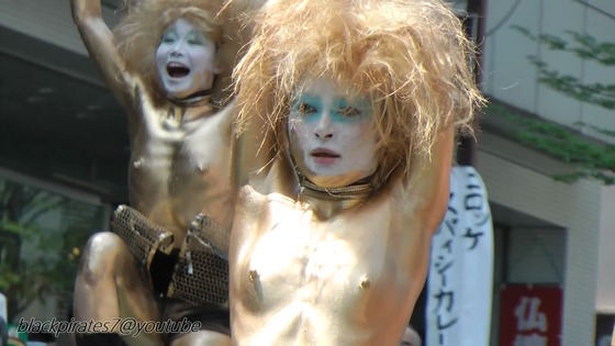 大道芸　オッパイ丸出しで踊る金粉ショウ動画