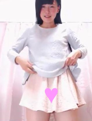 ゲキカワ美人がブラとパンティーを見せて笑顔