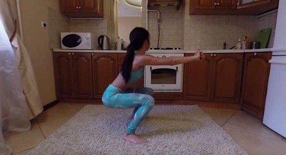 トレーニング中の美女の部屋を360°VR動画で