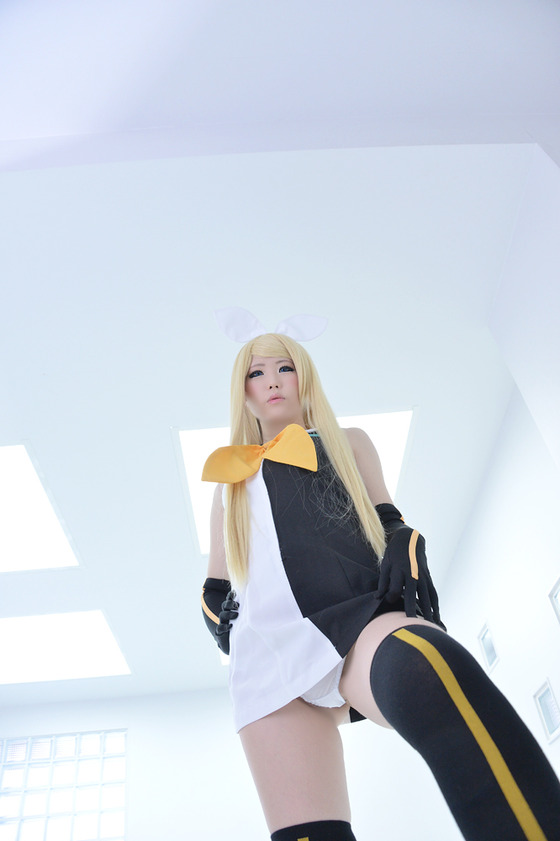 SHT”はるか”ちゃんの「鏡音リン」パンチラコスプレ　お尻多め！