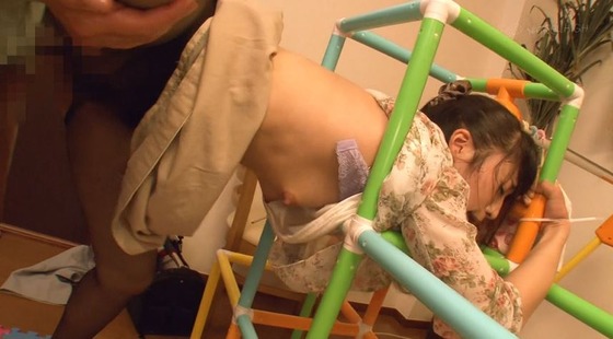 バック拘束で身動きできない美尻妻に膣イキしても止めないガン突き中出し！