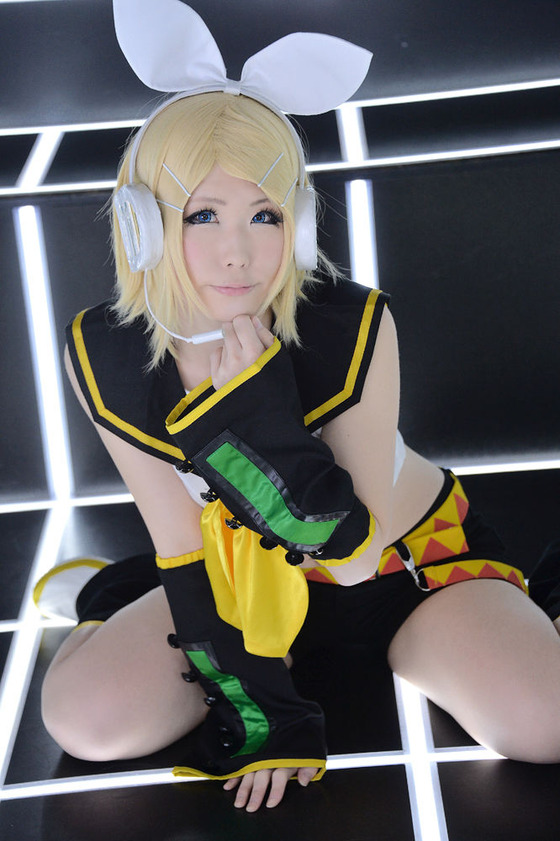 SHT”はるか”ちゃんの「鏡音リン」パンチラコスプレ　お尻多め！