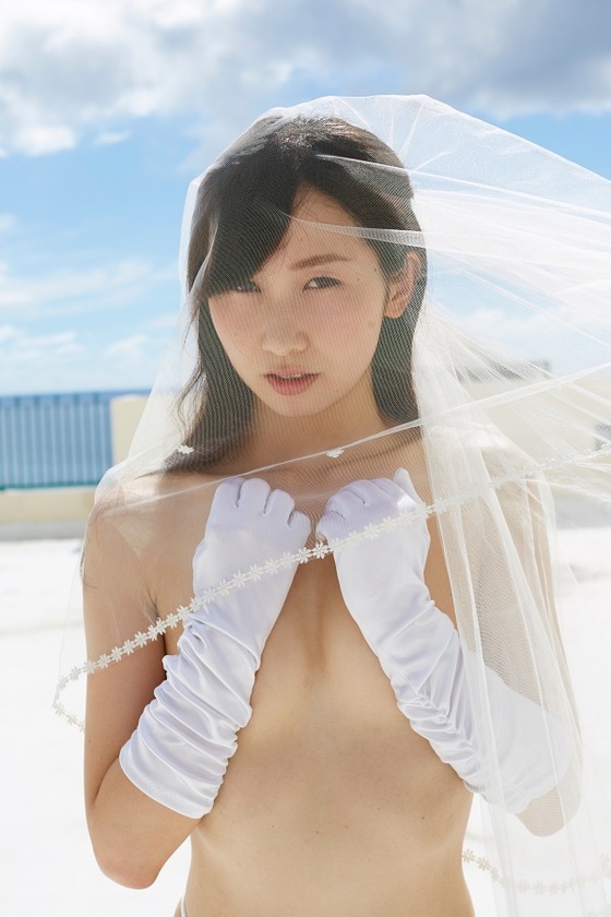 卑猥な水着でお尻丸見え、乳首のポッチも見えちゃった！ 貧乳巨尻グラドル”奥川チカリ”「Deep River」