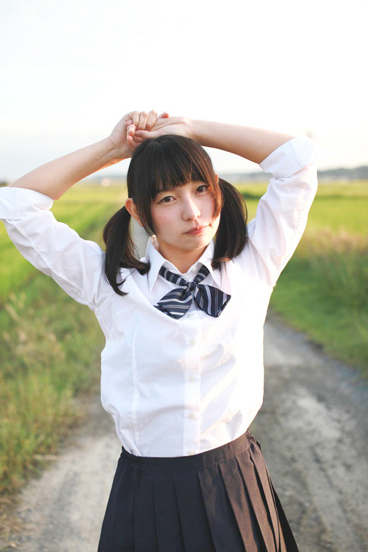 ”真白まお”ちゃんの制服グラビア「帰り道は、彼女と。2」