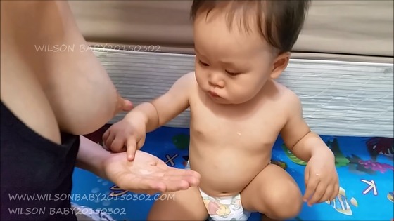 隠しても隠してもママのタンクトップをずらして乳首を露出させるベビーｗｗｗ　そして欲望のままに乳をむさぼる