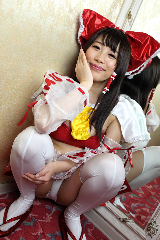 ”春原未来（すのはらみき）”ちゃんの「東方レースクイーン霊夢」コス