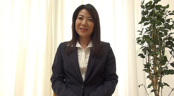 右乳首がない！？ 完璧陥没乳首の熟女”大石忍”AVデビュー作