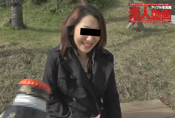 【素人動画アップル写真館】マンコに巨大異物を挿入したまま観光地でイケイケ露出する変態妻が蝋燭責めで熟れボディ再開発