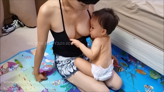 隠しても隠してもママのタンクトップをずらして乳首を露出させるベビーｗｗｗ　そして欲望のままに乳をむさぼる