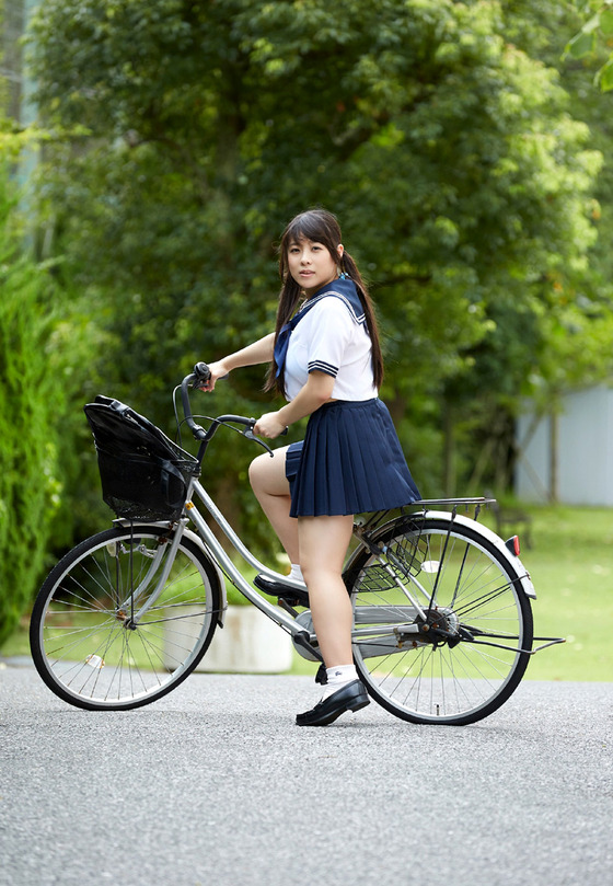 ムチムチボディーの”東條詩織”ちゃん グラビア画像