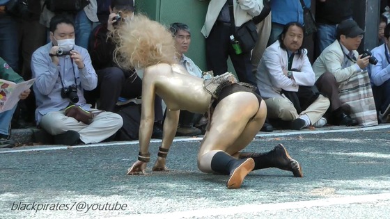 大道芸　オッパイ丸出しで踊る金粉ショウ動画