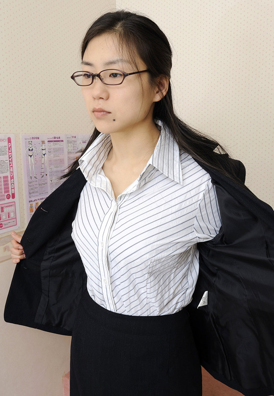 ”大越はるか”ちゃんのお着替えをじっくり観察　「眼鏡・ホクロ・黒パンスト」OLの三冠王だ！