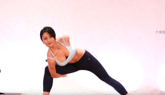 【YouTube】 ヨガイベントの先生が巨乳なのに胸元ガッツリ開いたウェア着てるので目のやり場に困る件ｗｗｗ