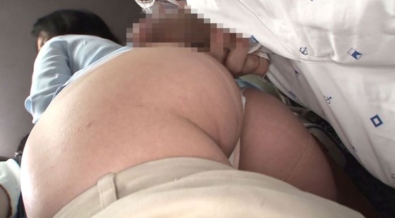 「大きな尻に勃起チ○ポを押しつけられ抵抗していた母親を我が子の隣で何度も昇天させたらヤれるか？」 VOL.1