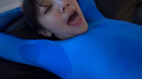 レオタードに染み出る汗と愛液