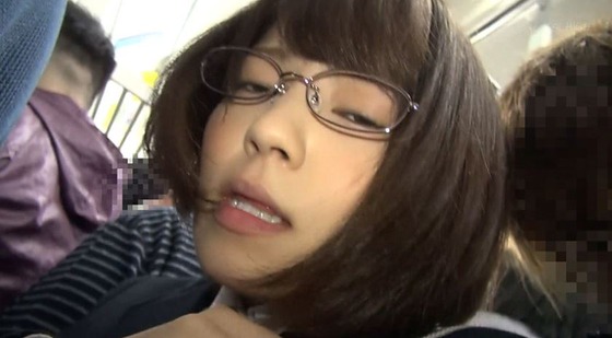 電車痴漢で「絶対イクもんか…」腰をひねり絶頂を拒み続ける女子校生の失禁がまん顔
