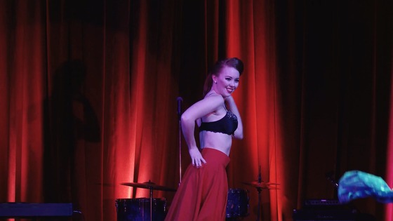 【バーレスク】 60sな衣装で踊るダンサー、最後は下着まで脱いで…